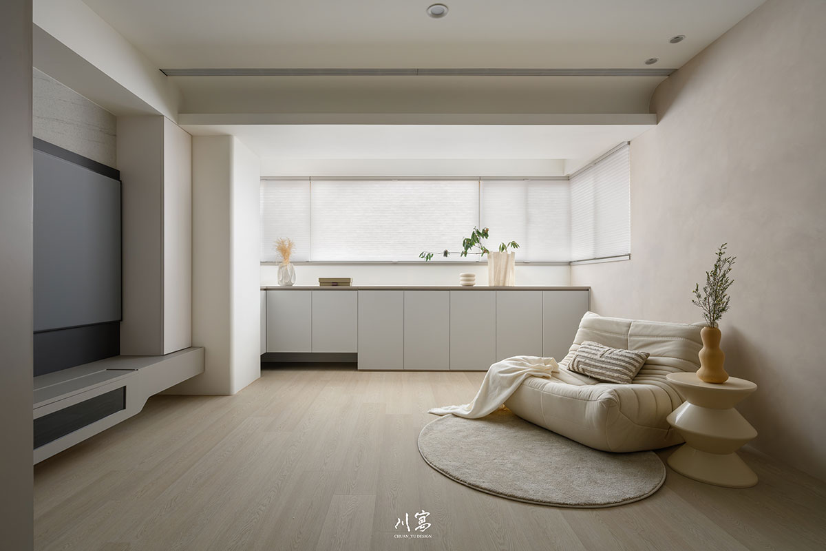 老屋翻新完工後的現代感客廳，包含投影設備、收納櫃設計與簡約窗簾，展現舒適的居家軟裝風格。
