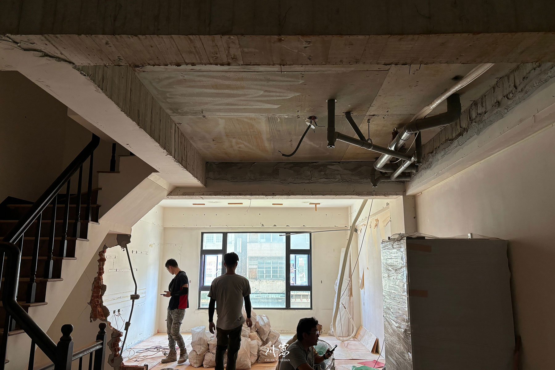 老屋翻新拆除工程，移除舊有天花板與牆面面層，露出原始結構以利後續結構檢查與基礎工程施作。