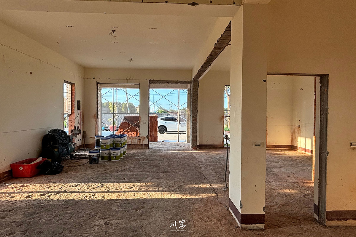 老屋格局優化調整，拆除隔間以消除視覺遮擋，將自然採光引入室內，改善狹長型老屋陰暗問題。