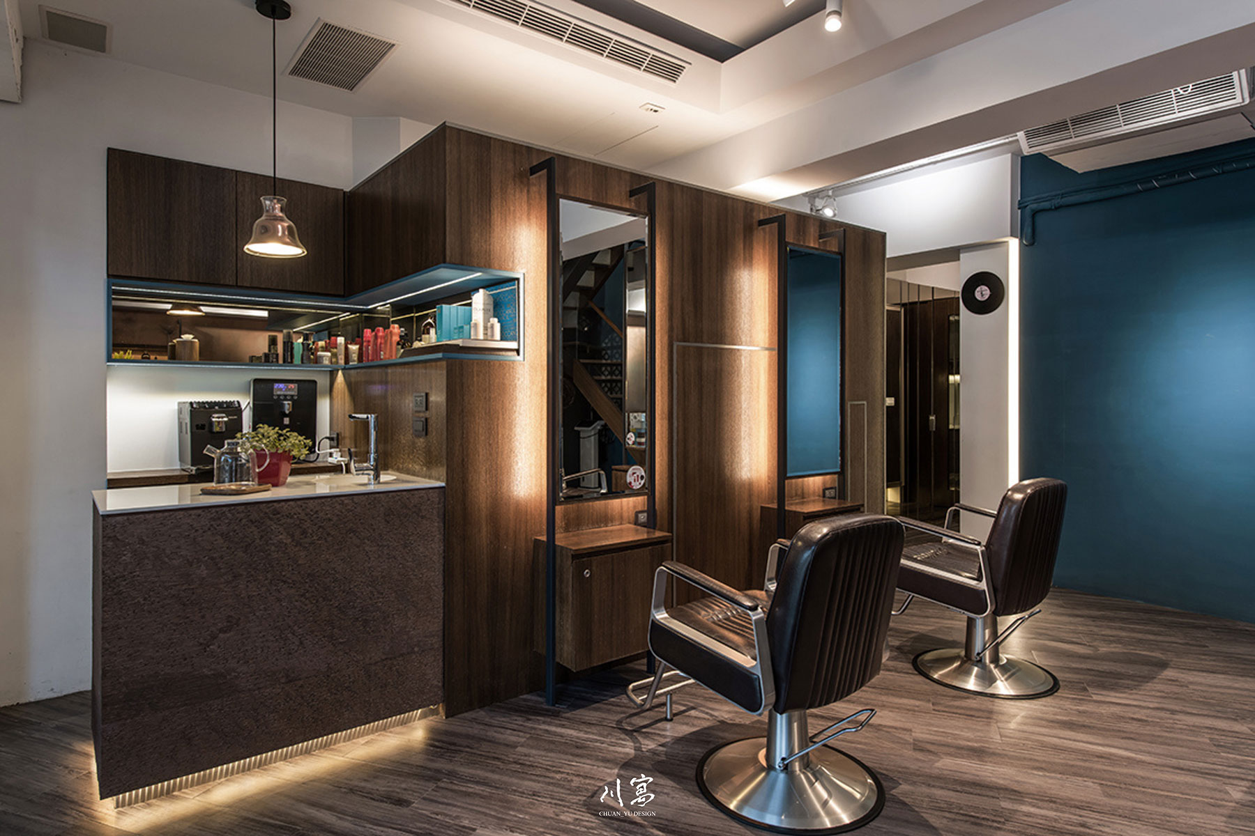 深色皮革座椅與間接照明的座位區細節，營造專注且舒適的造型環境