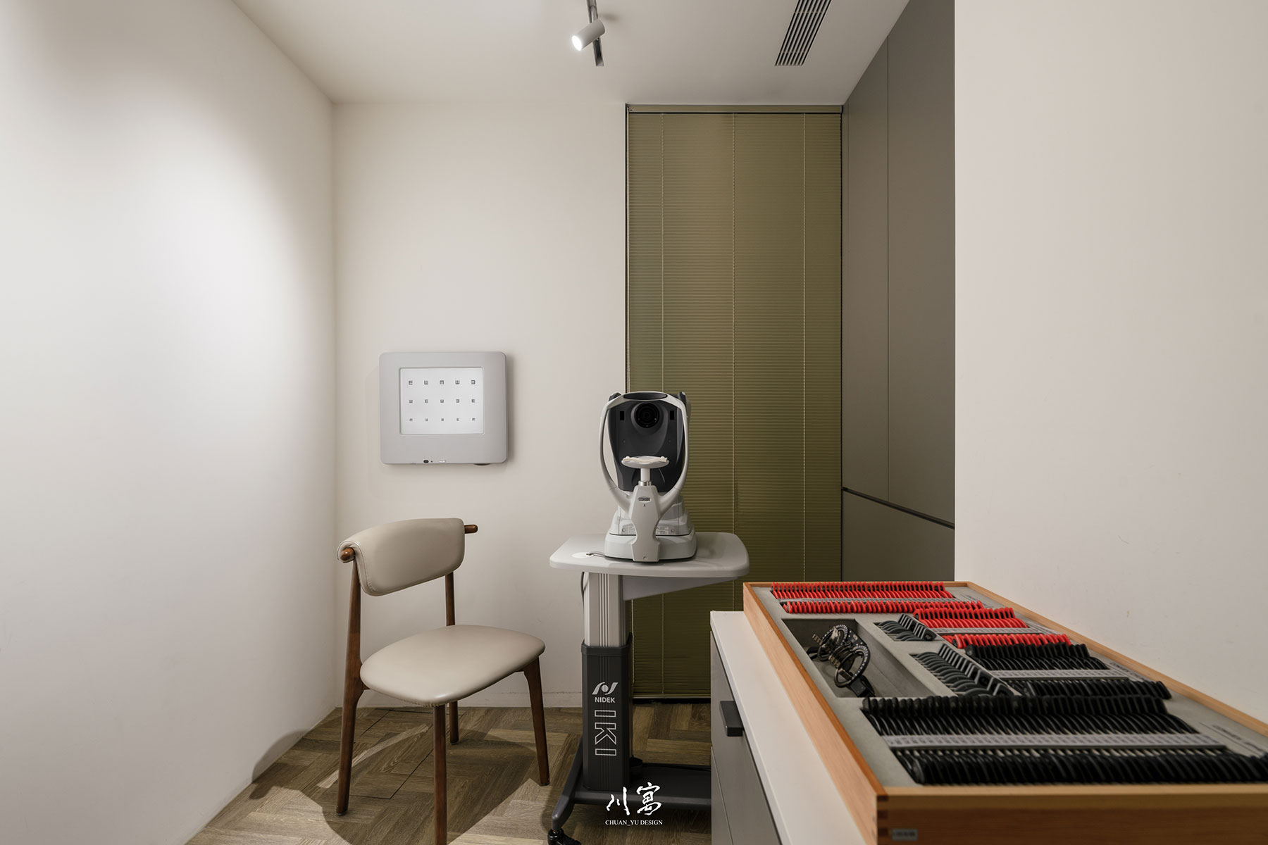 驗光室空間設計，簡潔舒適的配置提供安定且專業的檢測環境