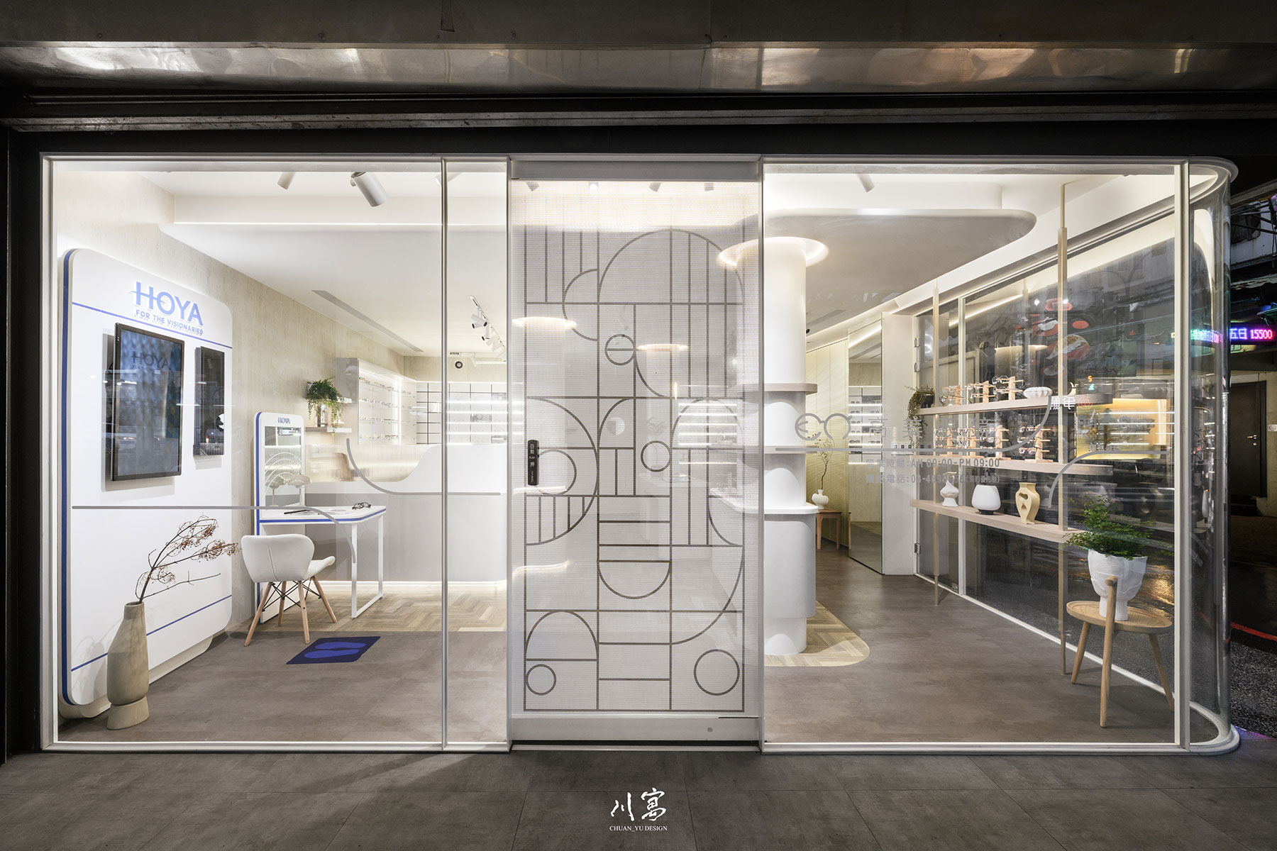 眼鏡行店面外觀，弧形立面設計搭配簡潔線條，延續老店溫度