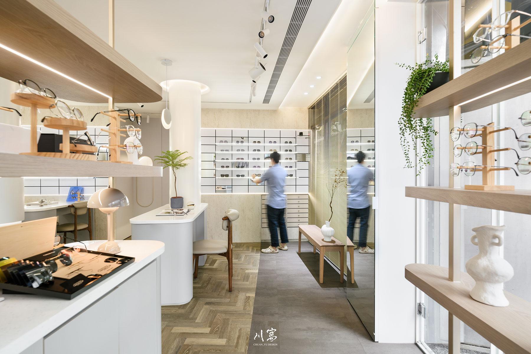 老店翻新後的展示空間，全景呈現弧線櫃體與自然光交織的空間感