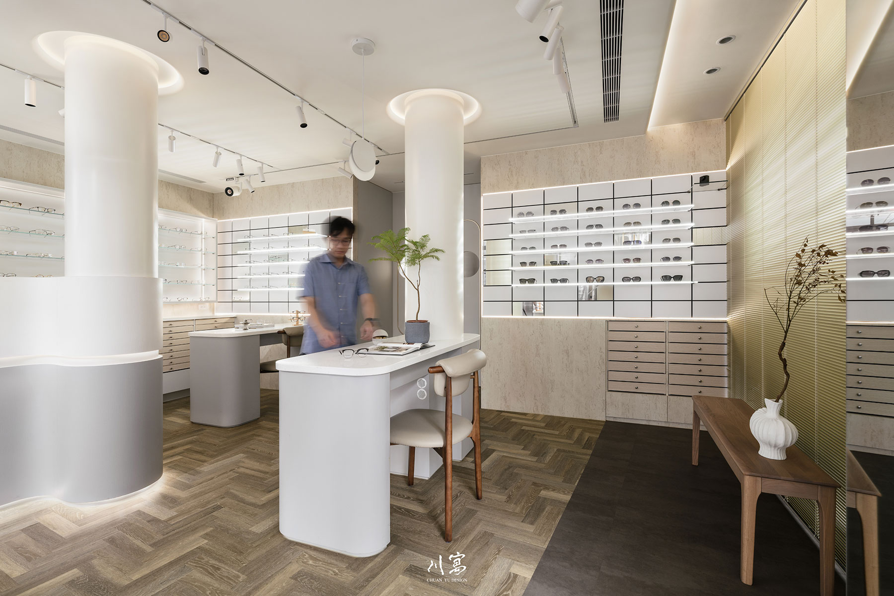 展示空間全景，弧形展示架與間接照明勾勒出柔和流動的室內層次