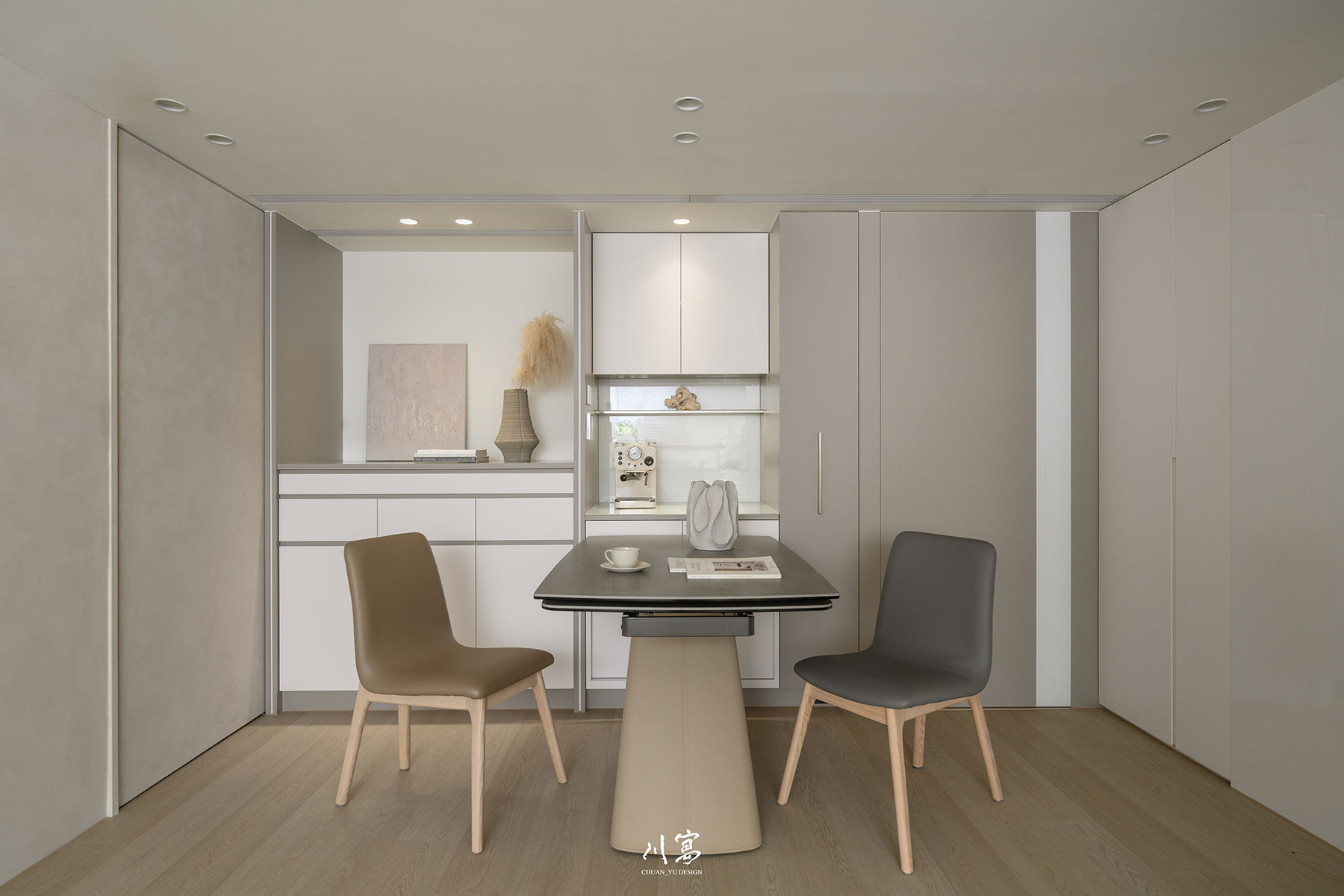 餐廳空間設計，柔和色調，承載一家人日常互動的溫暖場景