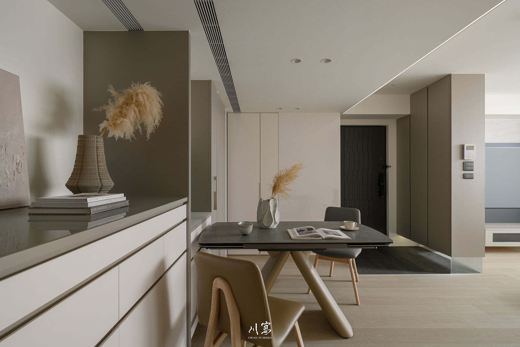 餐廳與客廳相連的開放式空間，讓生活動線自然流動