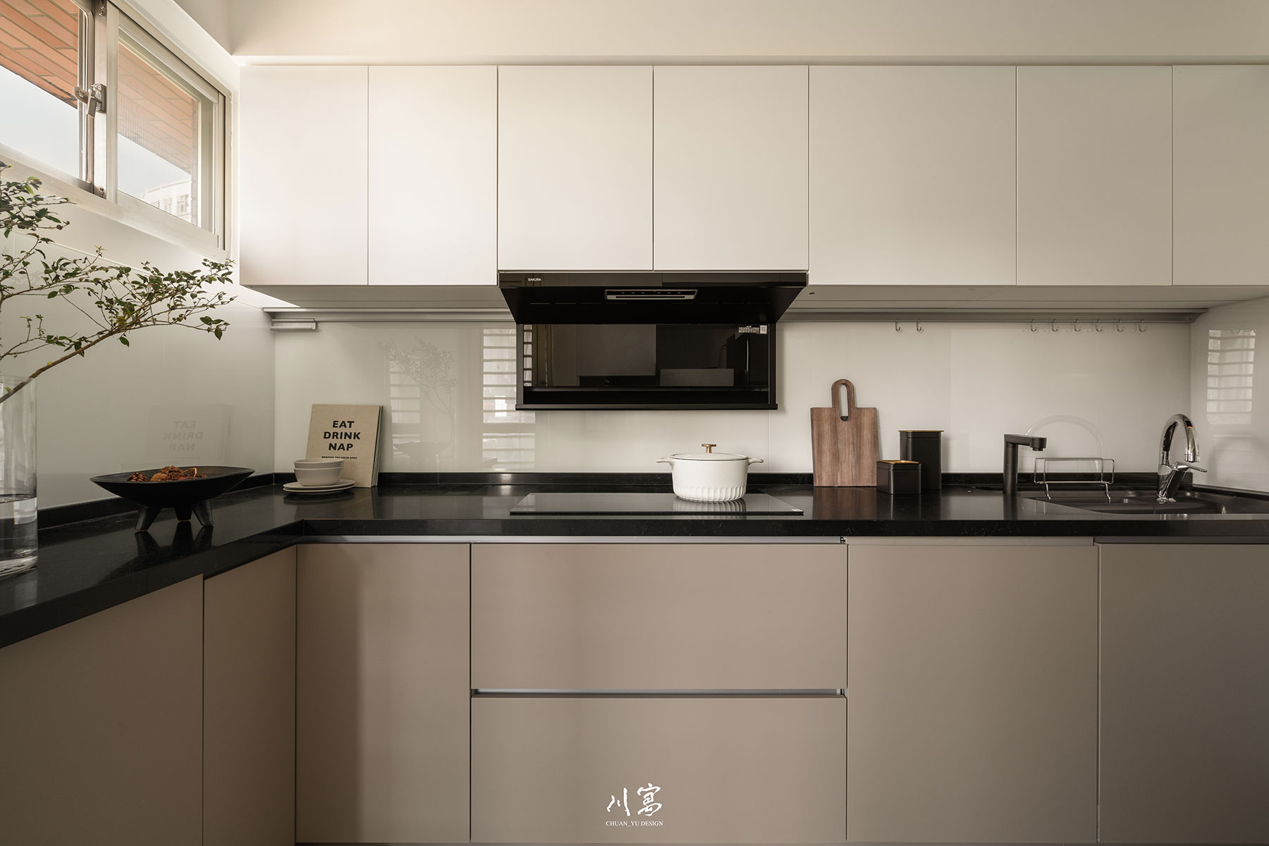 廚房空間設計，淺色上櫃與深色下櫃搭配，呈現「上淺下深」的層次美感