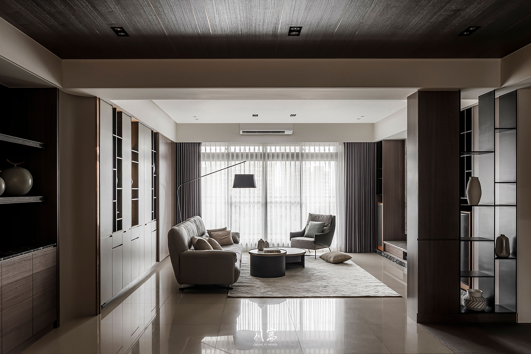 客廳全景空間，採光充足，鐵件與木質展示架成為冷調公共空間的視覺焦點