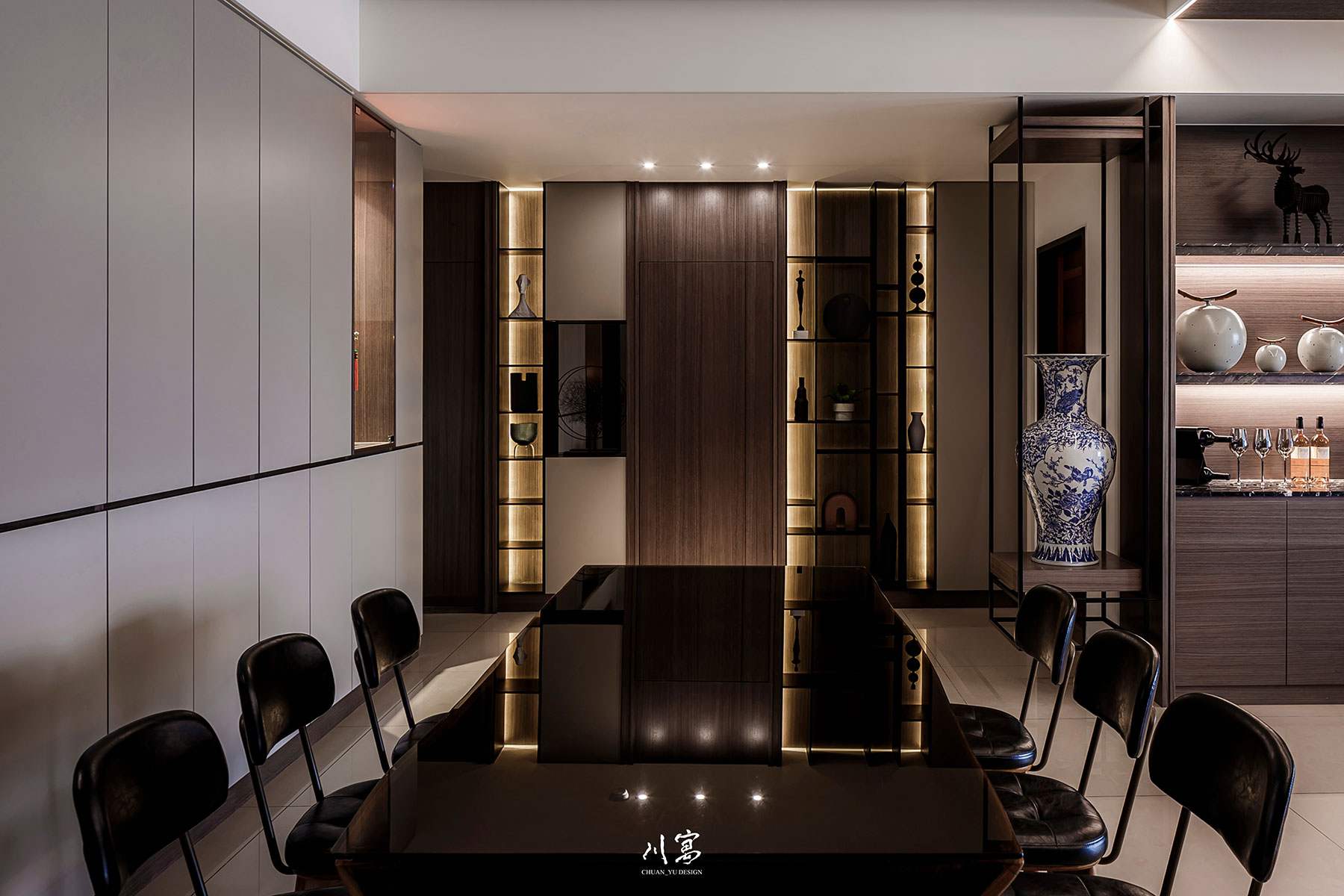 餐廳空間設計，深色餐桌家具搭配白色地坪與牆面，呈現冷調而俐落的用餐氛圍