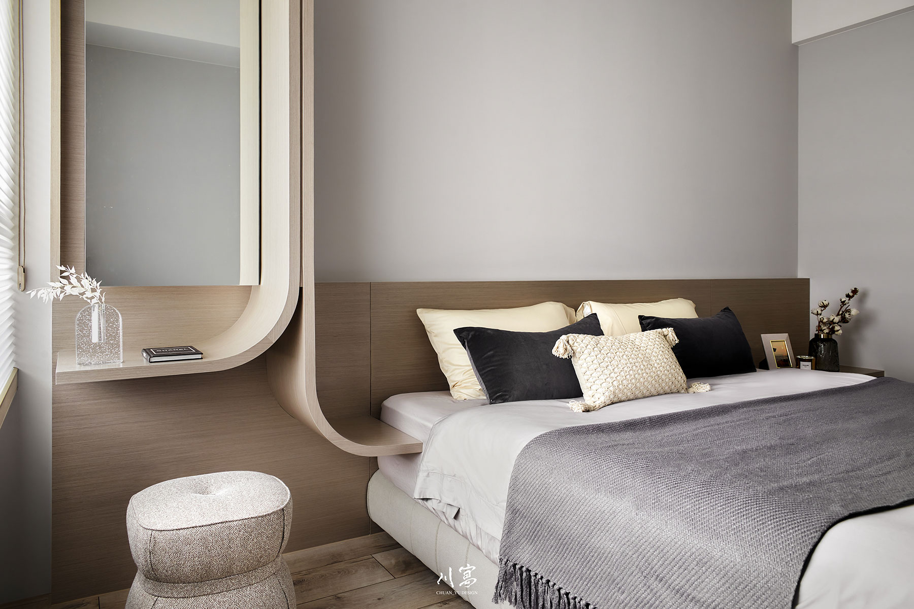 主臥空間設計，弧形牆面造型搭配橡木色床頭板，營造飯店感的舒適氛圍