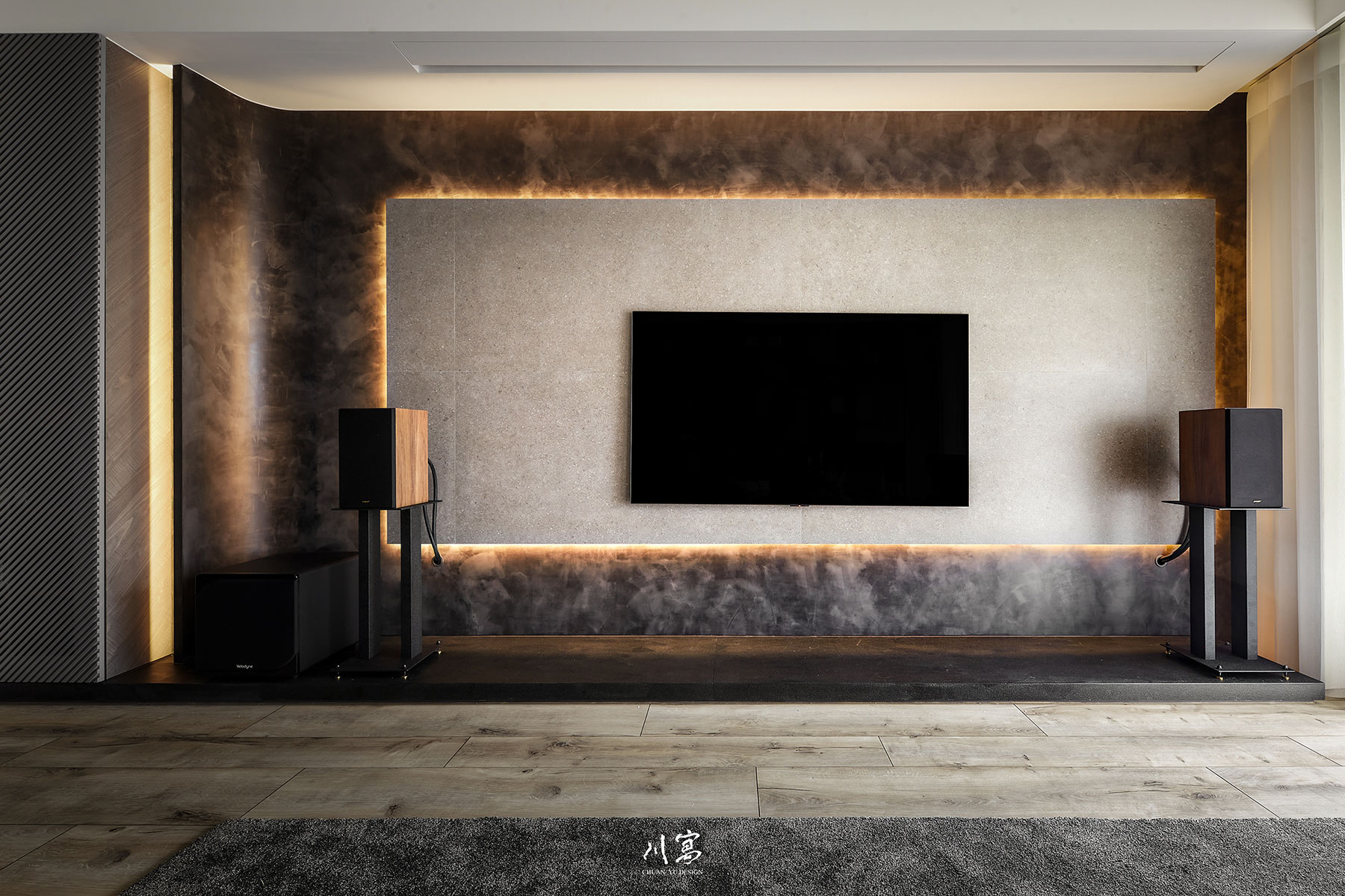 客廳電視櫃特寫，間接照明搭配鐵鏽紋理美耐板，光線營造如火焰般溫暖的氛圍